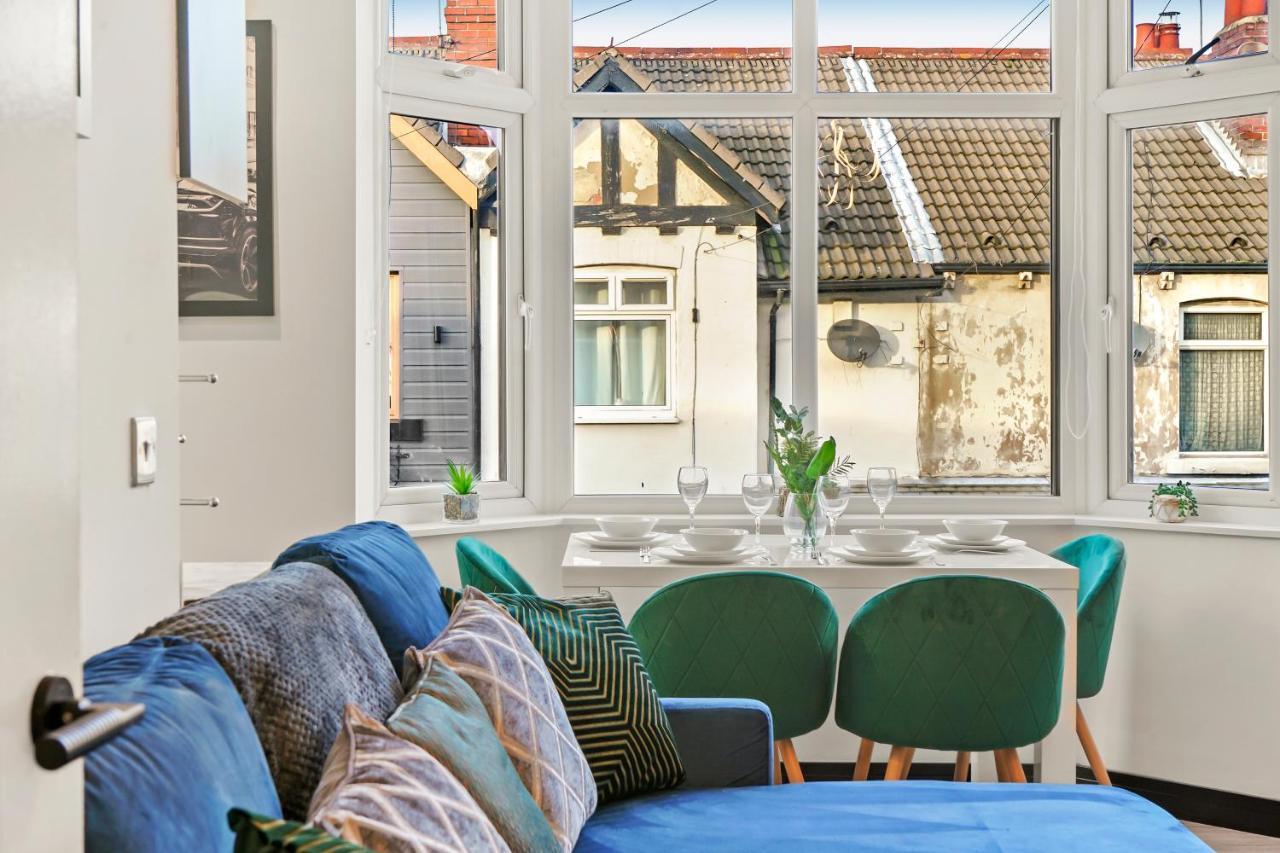 Stylish Yorkshire Gem - Sleeps 4 - Great Location Apartment Castleford Exterior photo